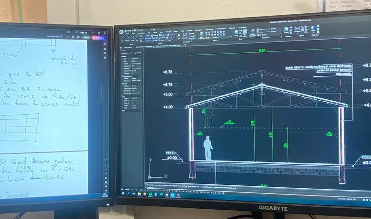Secțiune printr-o hală metalică, desenată în AutoCAD, alături de notițele de calcul