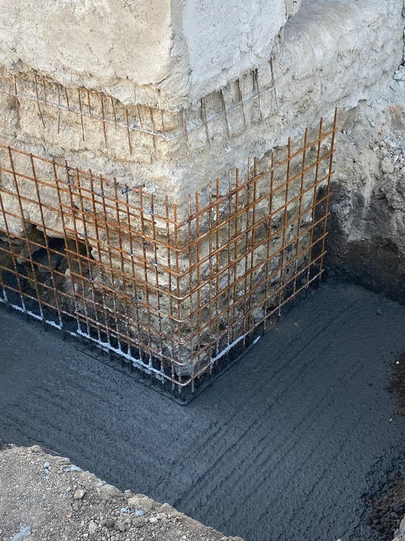 Armătură dublă la colțul unui perete de beton, pe betonul de egalizare