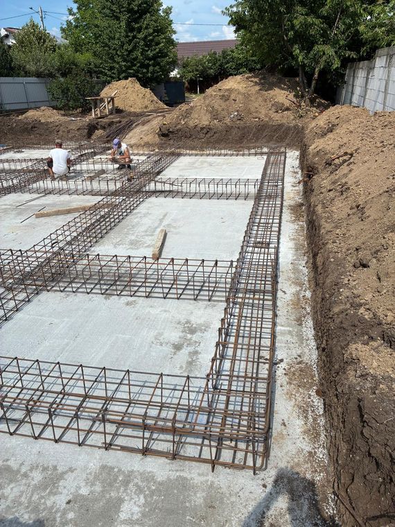 Plasă de armătură întinsă pe pat, pregătită pentru turnarea plăcii