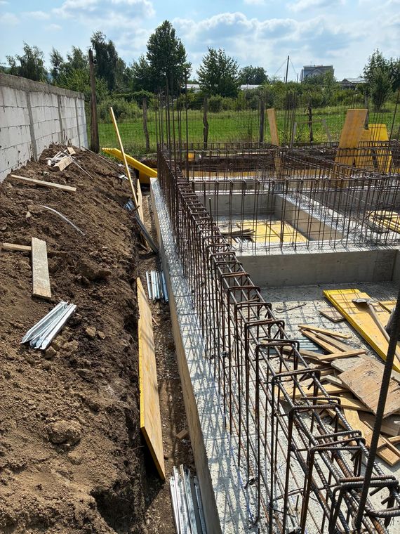 Fundație turnată parțial, cu cofrajul pregătit pentru continuarea betonării