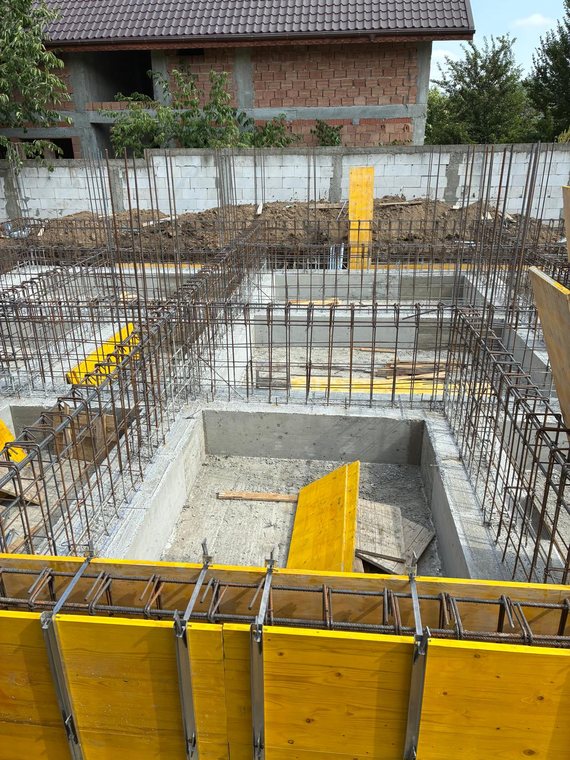 Același cofraj de pereți văzut din celălalt capăt al construcției