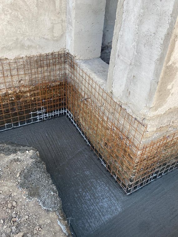 Colț de fundație armat, așezat pe stratul de beton de egalizare