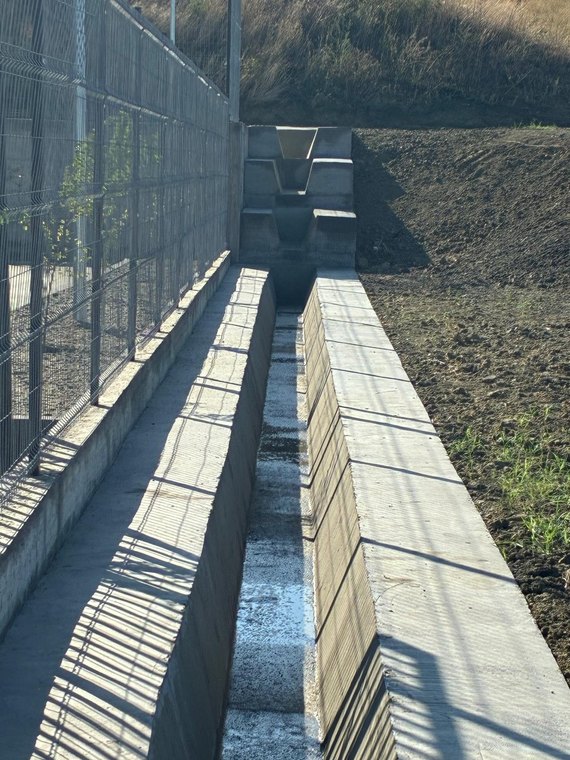 Disipator de energie în trepte de beton, la descărcarea într-o rigolă betonată