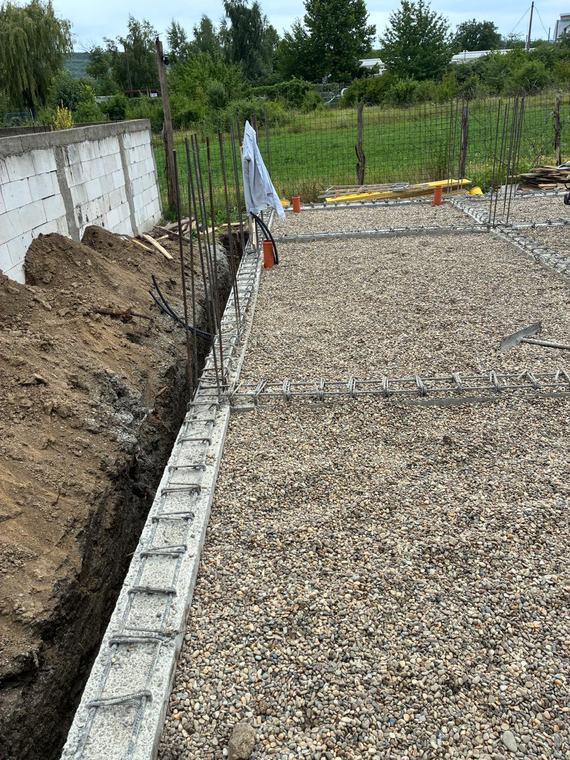Pat de pietriș compactat și nivelat, pregătit sub placa de beton