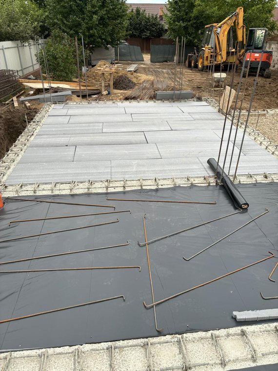 Placă de beton turnată și drișcuită, cu mustățile de armătură lăsate pentru continuare