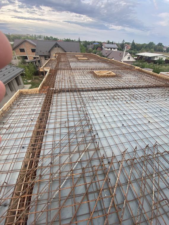 Armătura unei plăci de beton armat, pregătită pe toată suprafața, înainte de turnare