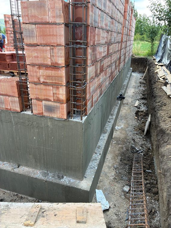 Zidărie ridicată pe soclu de beton, cu șanțul perimetral încă deschis