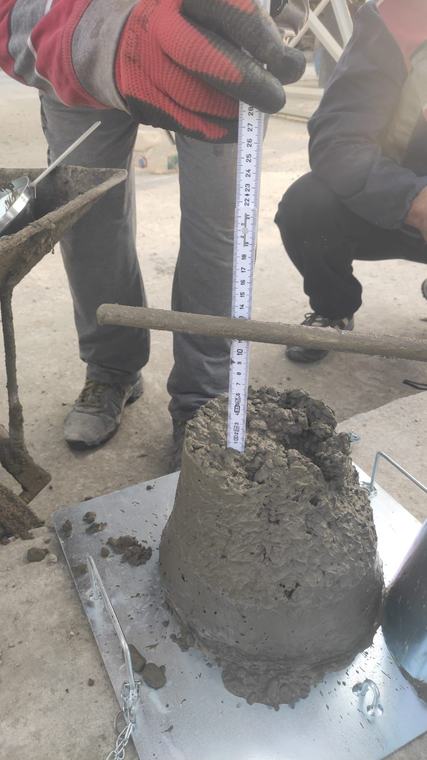 Probă de tasare a betonului proaspăt, măsurată cu ruleta lângă conul de tasare