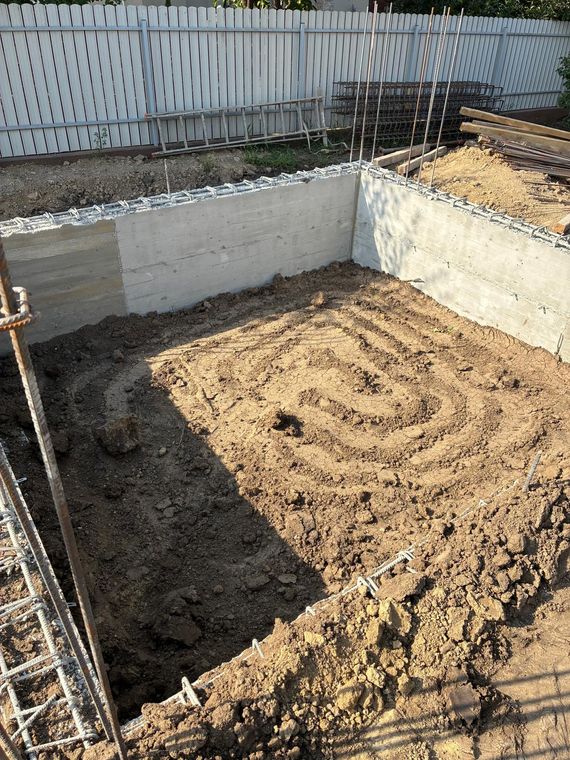 Umplutură de pământ compactată în interiorul fundațiilor unei case