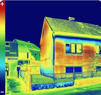 Termograma unei case: pereții în galben și portocaliu, tâmplăria în albastru